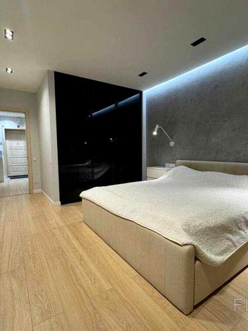 Валерія Лобановського просп. (Червонозоряний), 4-Б