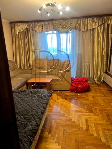 Братиславська вул., 13