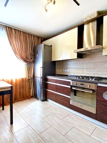 Семафорна вул., 42