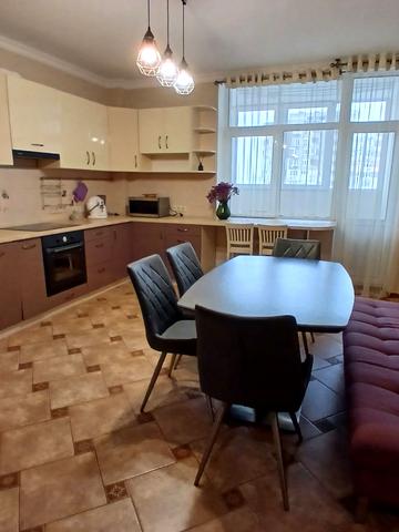 Анни Ахматової вул., 22