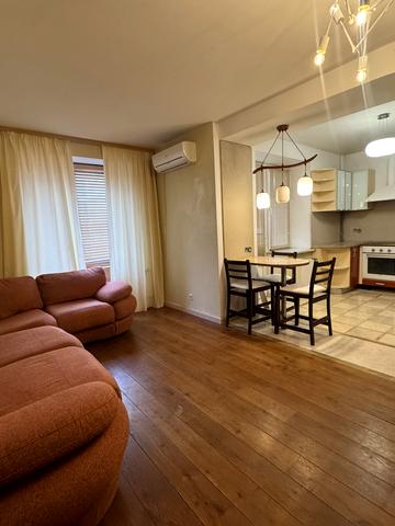 Валерія Лобановського вул., 24