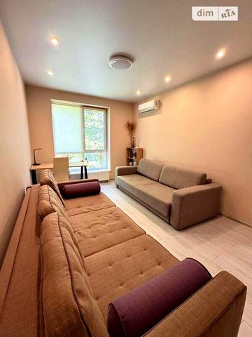 Єдності вул., 6