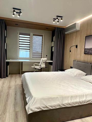 Академіка Глушкова просп., 9-Є