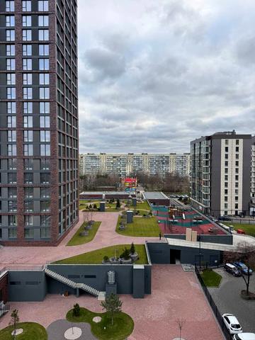 Набережна Перемоги вул., (Будинок 1)