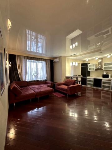 Анни Ахматової вул., 31