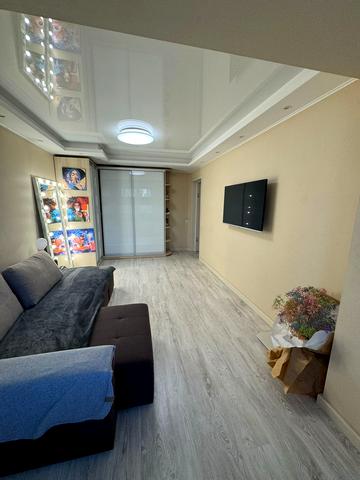 Русанівська набережна вул., 12/1