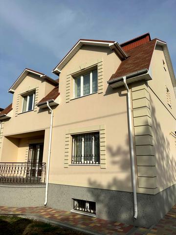 Молодіжна, 8