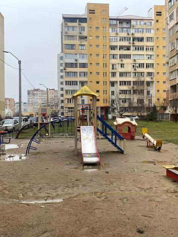 Академіка Сахарова вул., 18