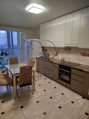 Воскресенська вул., 18