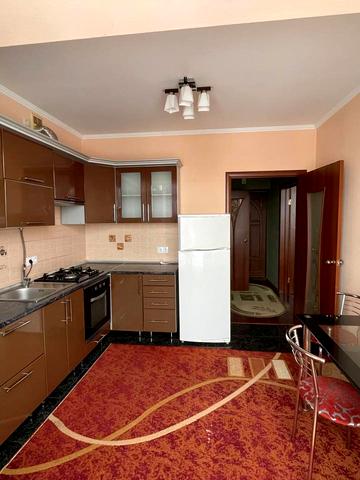 Богдана Хмельницького вул., 53