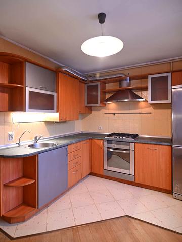 Буковинська вул., 5