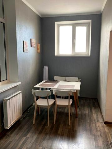 Дмитрівська вул., 82