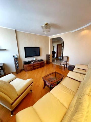 Дніпровська набережна вул., 23