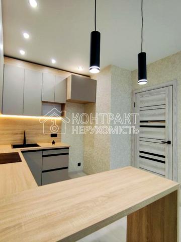 Льва Ландау просп. (50-річчя СРСР), 2-Б/1