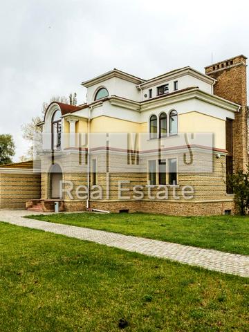 Зарічна вул., 2