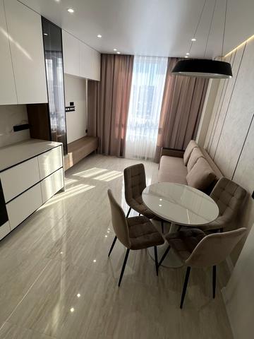 Комарівська вул., (Будинок 10)