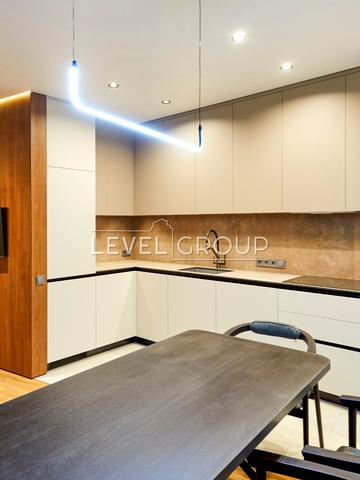 Дніпровська набережна вул., 13