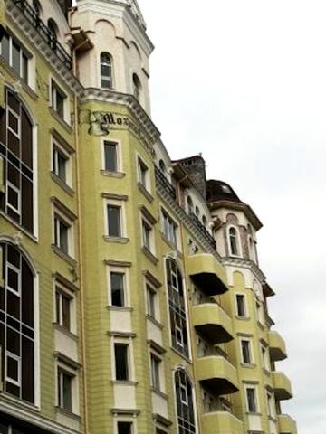 Міланська вул., 22