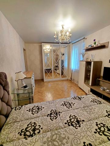 Космонавтів вул., 18