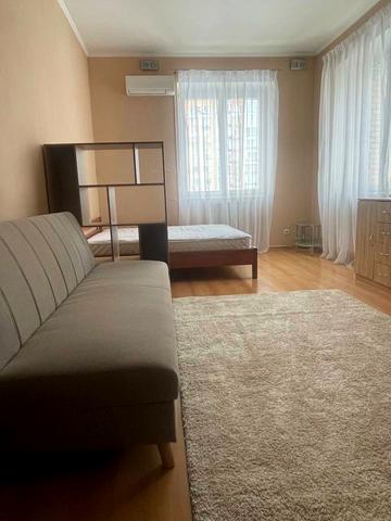 Володимира Івасюка просп. (Героїв Сталінграду), 8