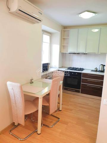 Льва Ландау просп. (50-річчя СРСР), 44