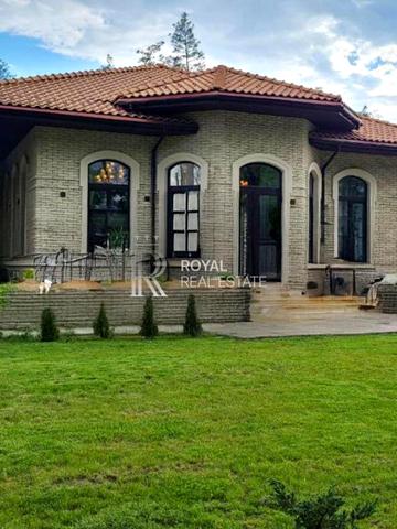 Янтарна вул., 1