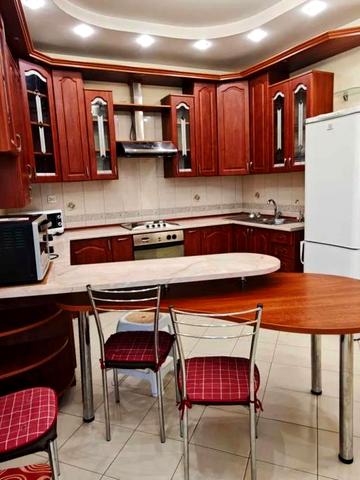 Кастелівка вул., 8