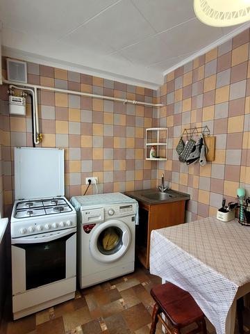 Салютна вул., 27