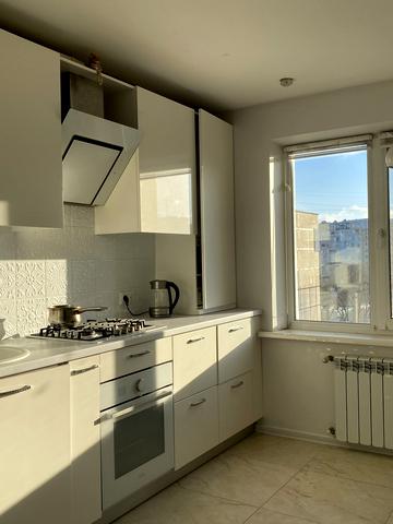 Героїв просп., 32