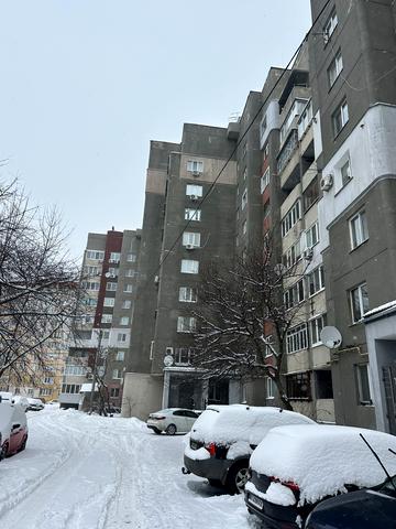 Володимира Момота вул., 46