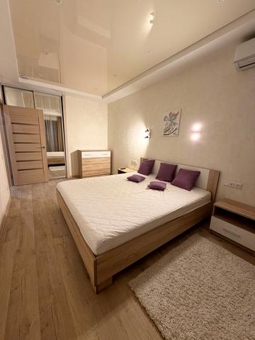 Набережна Перемоги вул., 62