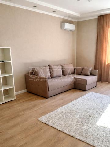 Анни Ахматової вул., 30