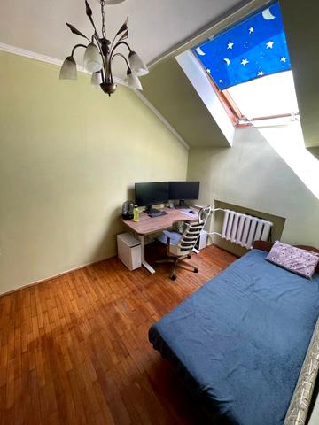 Сергія Єфремова вул., 37