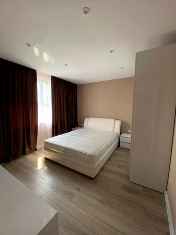 Хотинська вул., 12