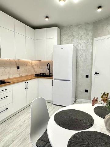 Студентська вул., 30