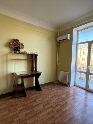 Старомостова пл. (Миколи Островського), 1