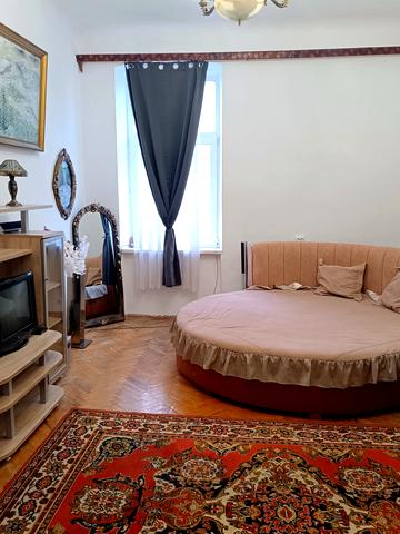 Олега Ольжича вул., 31