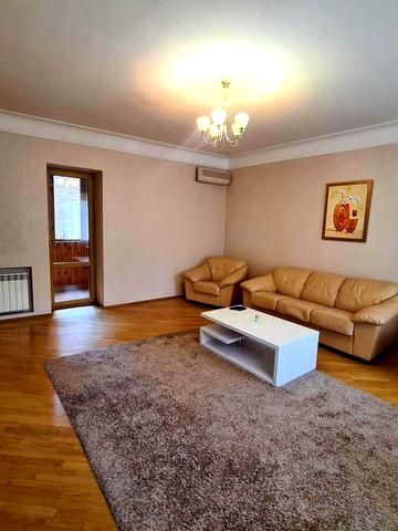 Богдана Хмельницького вул., 49