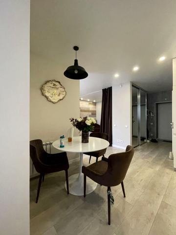 Ньютона вул., (Будинок 2)