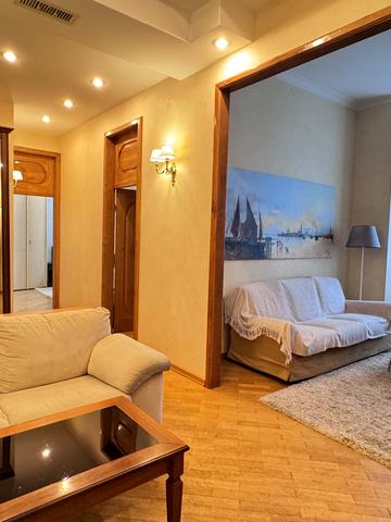 Богдана Хмельницького вул., 9-Б