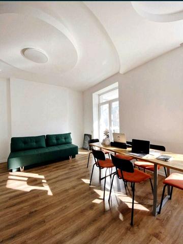 Івана Світличного вул. (Петровського), 4