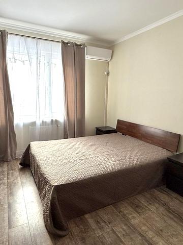 Бориса Гмирі вул., 10/40