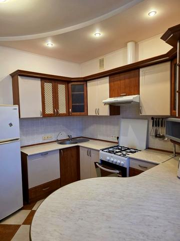 Пасічна вул., (Будинок 1)