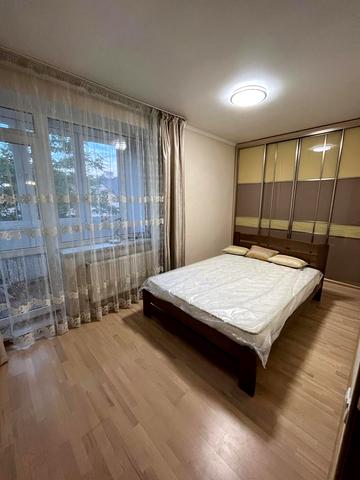 Варшавська вул., 10