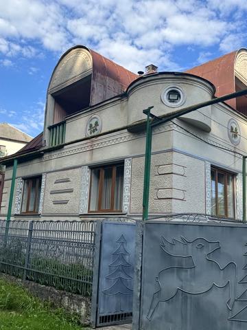 Молодіжна, 24