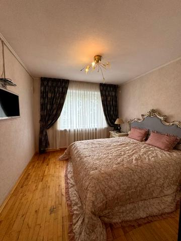 Менахем-Мендл Шнеєрсона вул. (Мініна), 5