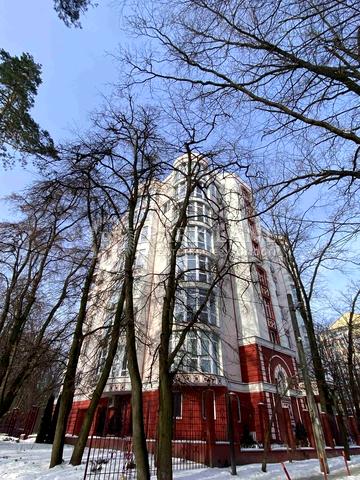 Академіка Лебедєва вул., 1