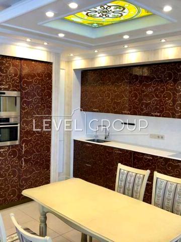 Вячеслава Чорновола вул., 27