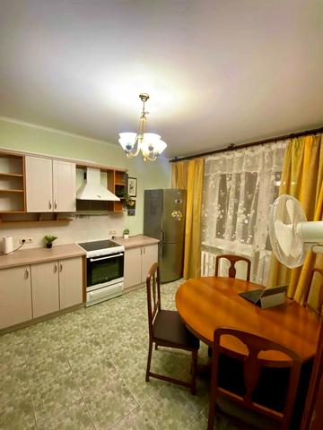 Анни Ахматової вул., 43