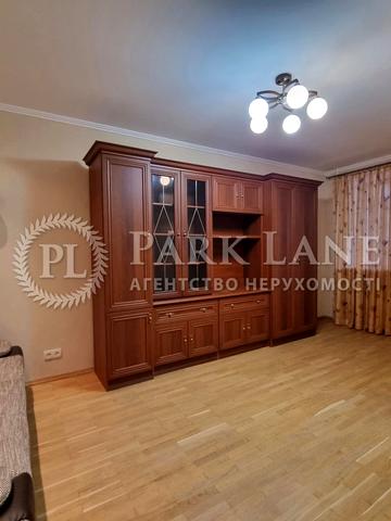 Анни Ахматової вул., 3